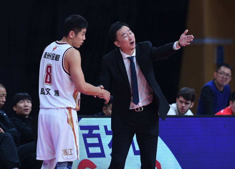 不仅如此，哥谭市也深陷秘密泥潭，阴霾之下蝙蝠侠再次化身“义警侠探”伸张正义，蝙蝠战车疾驶在哥谭市大街小巷，爆炸、追击、解谜接连上演